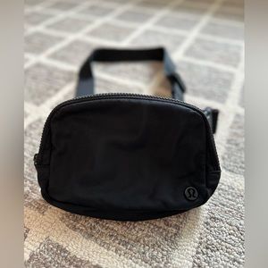 LULULEMON EVERYWHERE BELT BAG 1L w/ Black Emblem